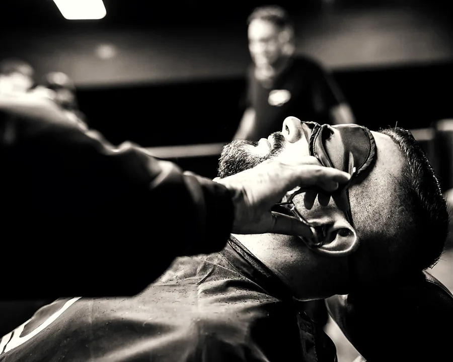 Cliente relajándose durante el ritual de barbería en Premium Barber